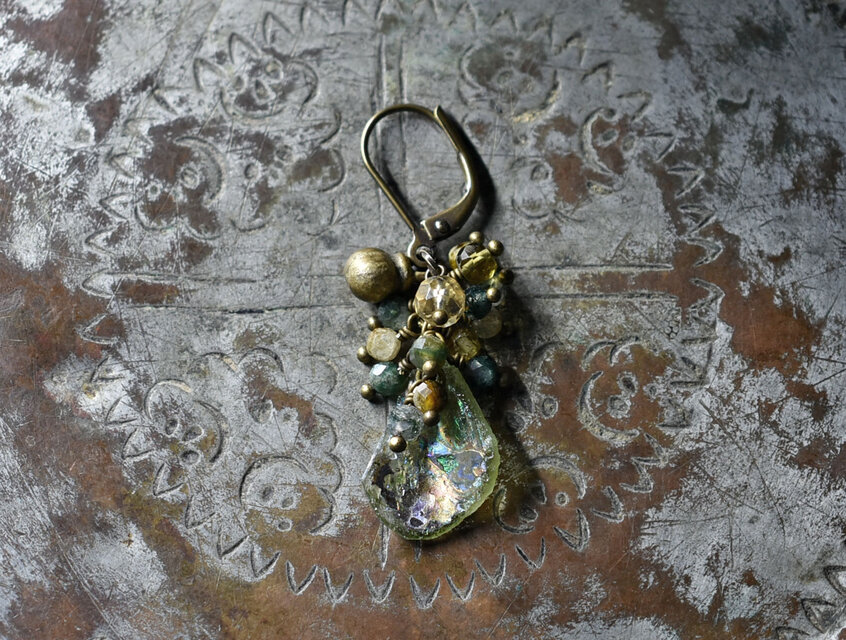 アースカラー銀化のローマングラスとたわわなラブラドライト＆モスアゲート、シトリン＆トルマリン、民族鈴の片耳ピアス