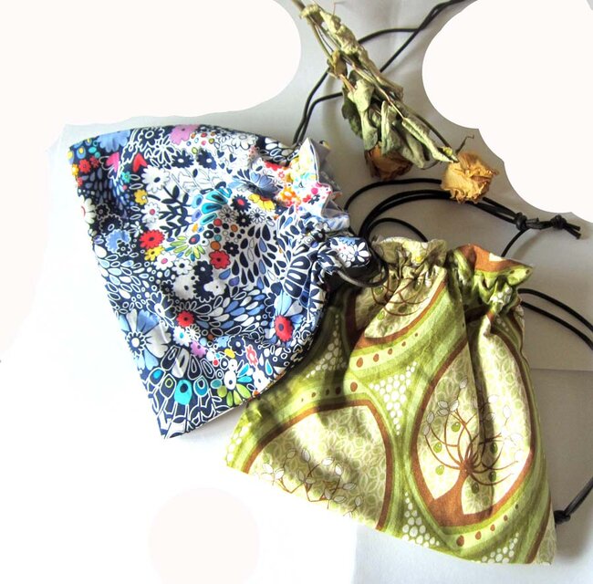 米国　巾着ポーチ　黄色い小鳥と濃紺の上に咲く花々