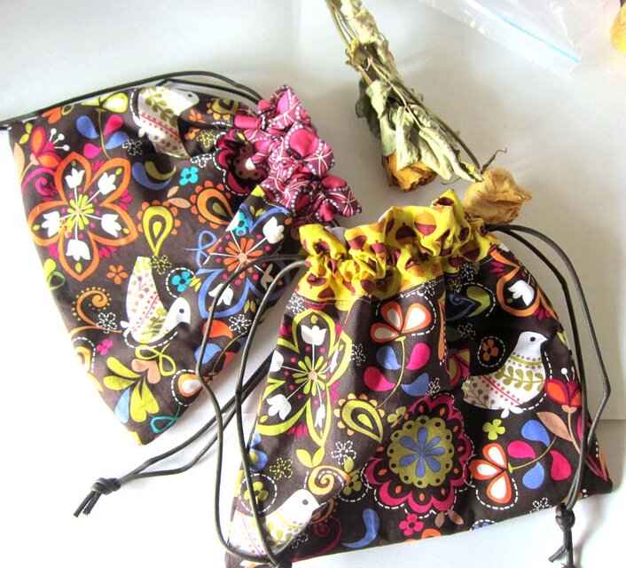 米国生地　白い鳥とどんぐり　白い鳥とピンクのサークルドット巾着ポーチ