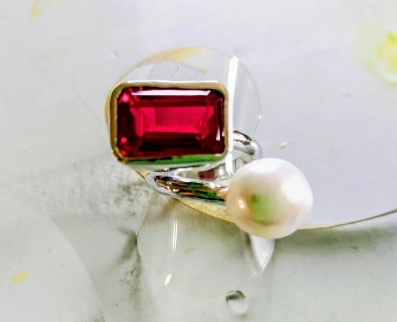 バロックパールとルビーのシルバー手作りペンダント。 バロックパールとルビーのシルバー手作りペンダント。