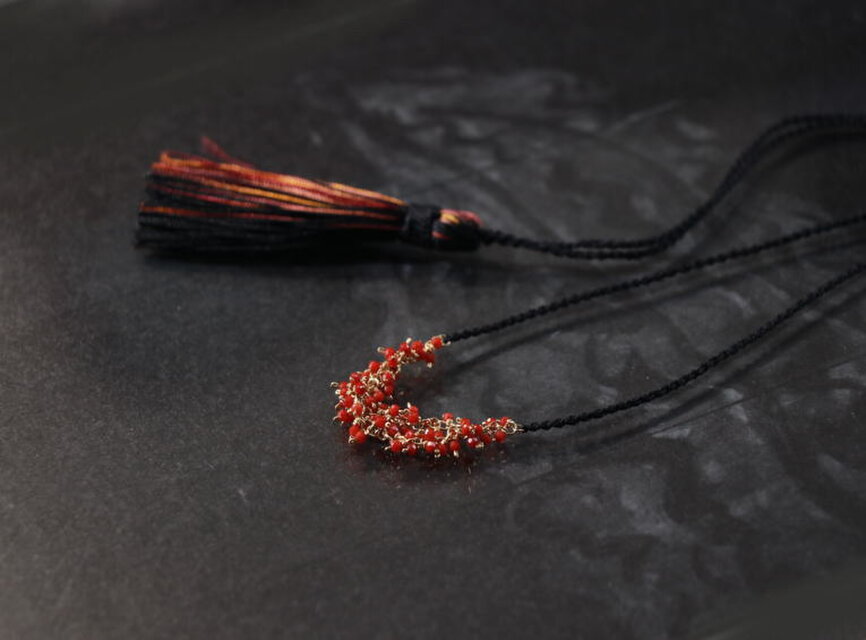 真紅の珊瑚と絹のネックレス