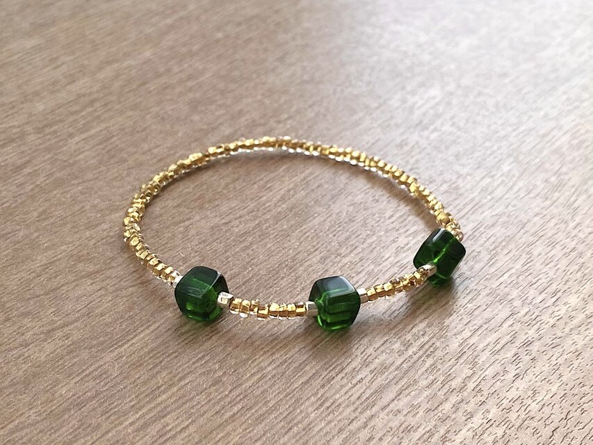 グリーン キューブ & ゴールド ブレスレット