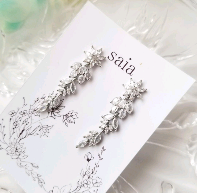 【結婚式・パーティー】キラキラビジュー ロングピアス シルバー 花モチーフ ウェディングアクセサリー