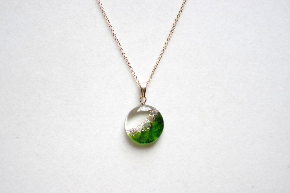 レジンアート　ラウンドペンダント〈森の讃美歌〉