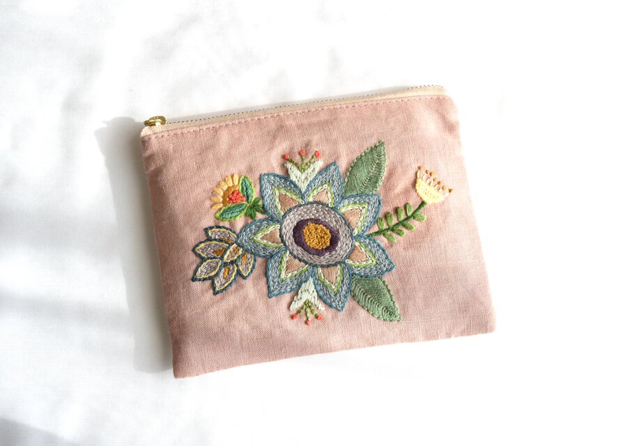 「レトロ花」手刺繍ポーチ