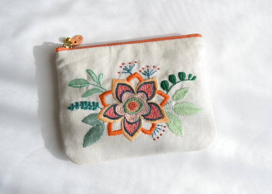 「レトロ花」手刺繍ポーチ