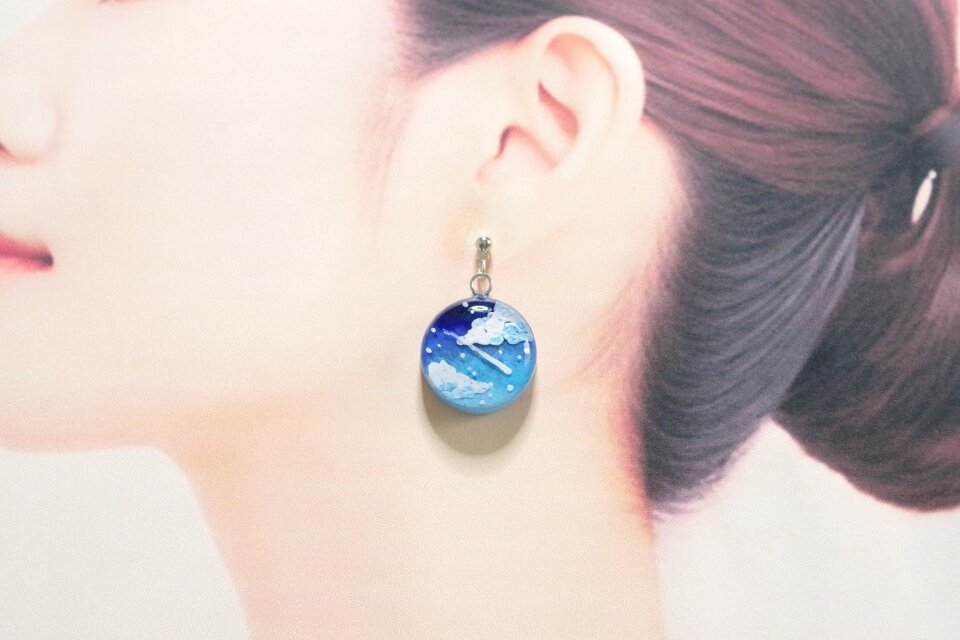 レジンアート　ラウンドピアス〈ほうき星の夜①〉