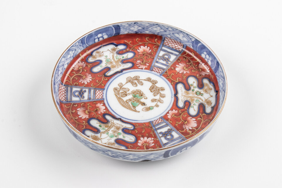 大聖寺伊万里　金襴手　七宝紋に寿紋の図　角皿　N624AS-CUv 大聖寺伊万里 金襴手 寿に捻り紋図 7寸皿 2枚セット
