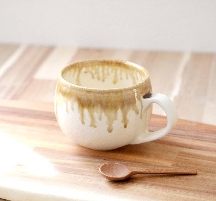 マット釉と流れる飴色の大きめマグカップ