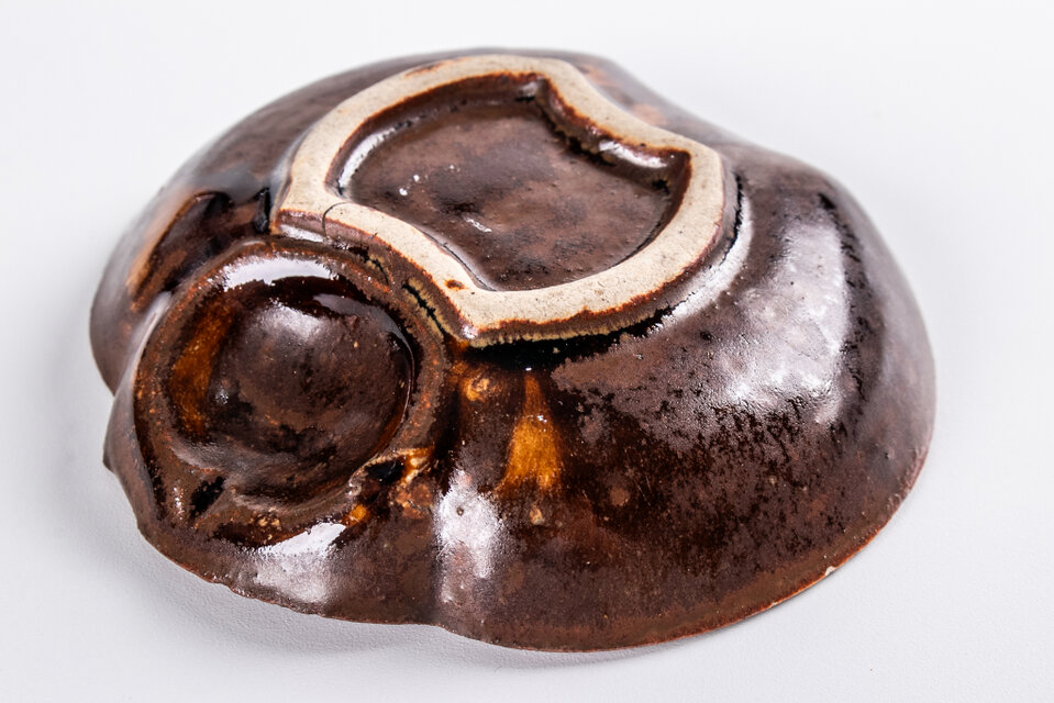 瀬戸飴釉 ふくら雀形小皿 | iichi 日々の暮らしを心地よくする