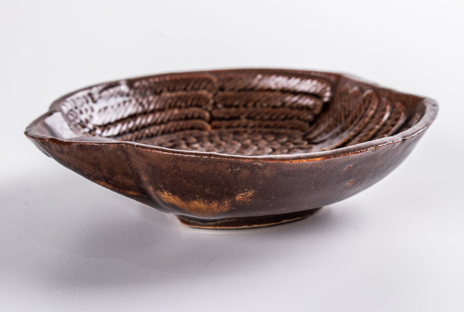 瀬戸飴釉 ふくら雀形小皿 | iichi 日々の暮らしを心地よくする