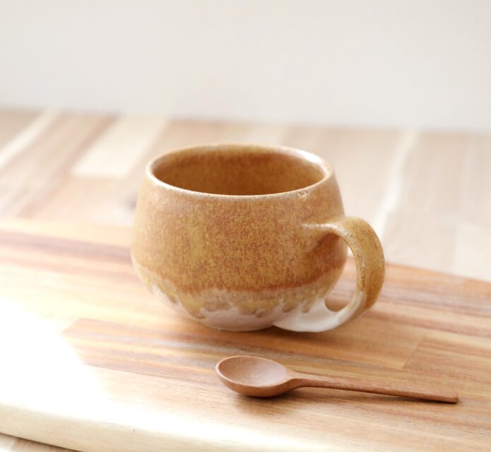 山吹色とマット釉のかけ分けマグカップ