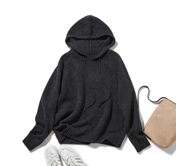 大人のカジュアルスタイルに欠かせないニットパーカー　ウール100％　フード付き　ダークグレー　241005-4