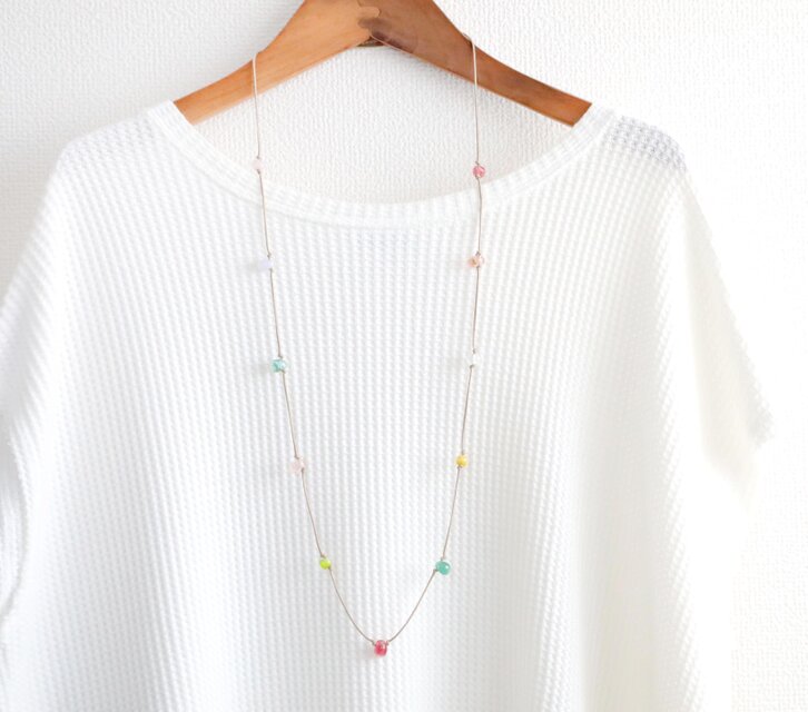 小さなガラスの雫とコットンコードのロングネックレス 「実り」