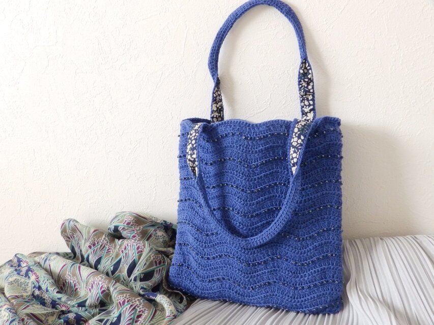 かぎ針編みの手提げバッグ　ビーズ刺繡付き