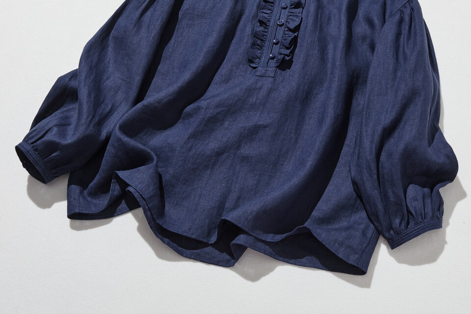 フロントフリルが可愛い フランチリネン100％ シャツブラウス 紺色
