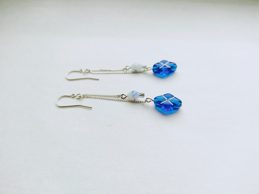 凛とした青いダイヤとマーブル模様のチェコビーズのピアス