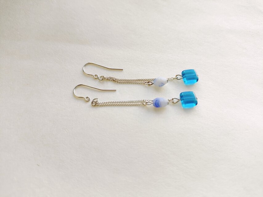 清らかなスカイブルーが心地よいチェコビーズのピアス