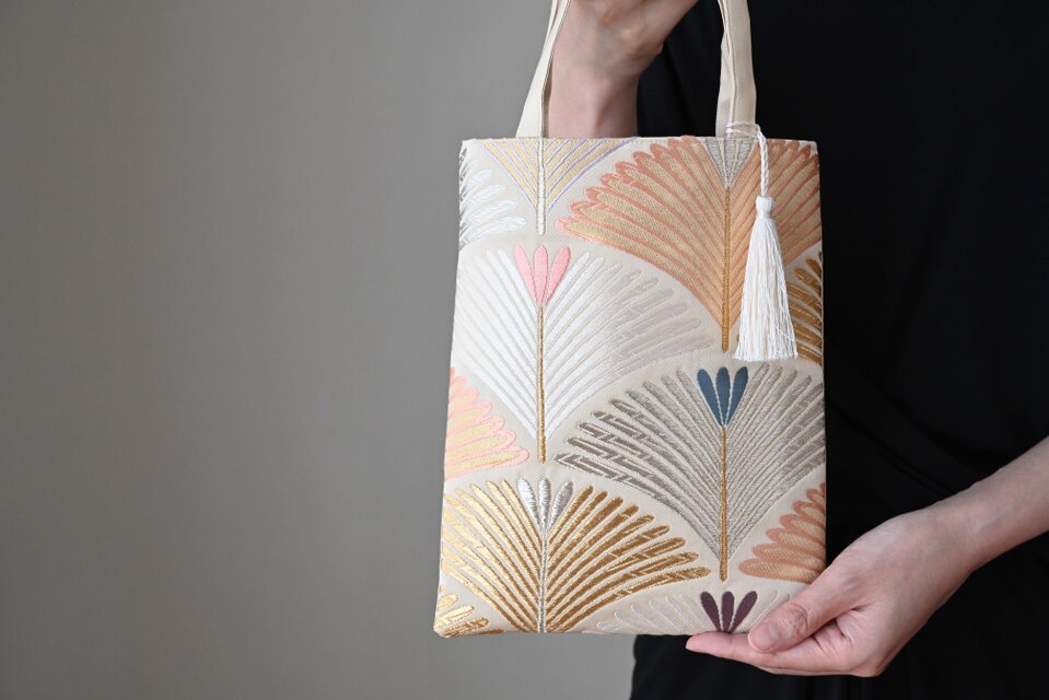 【松模様　ゴールド　シルク帯リメイク ミニサブバック フォーマルバック】結婚式、パーティー、和装バッグにも。