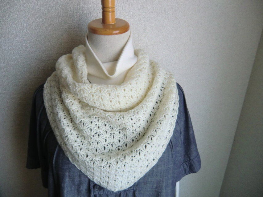 カシミヤ100％　三角ストール（オフホワイト）