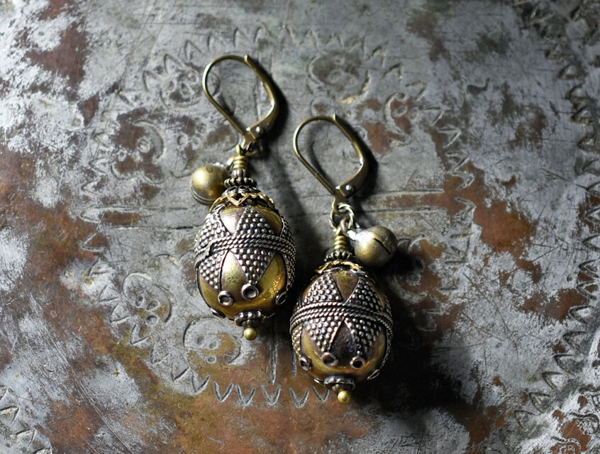 トルクメニスタン細工ビーズと民族鈴のピアス | iichi 日々の暮らしを