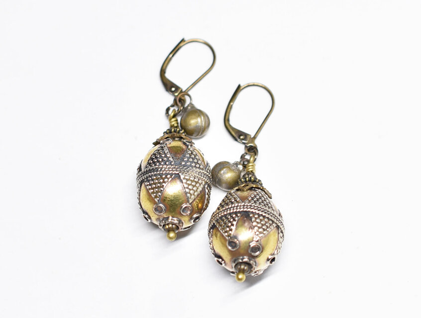 トルクメニスタン細工ビーズと民族鈴のピアス | iichi 日々の暮らしを