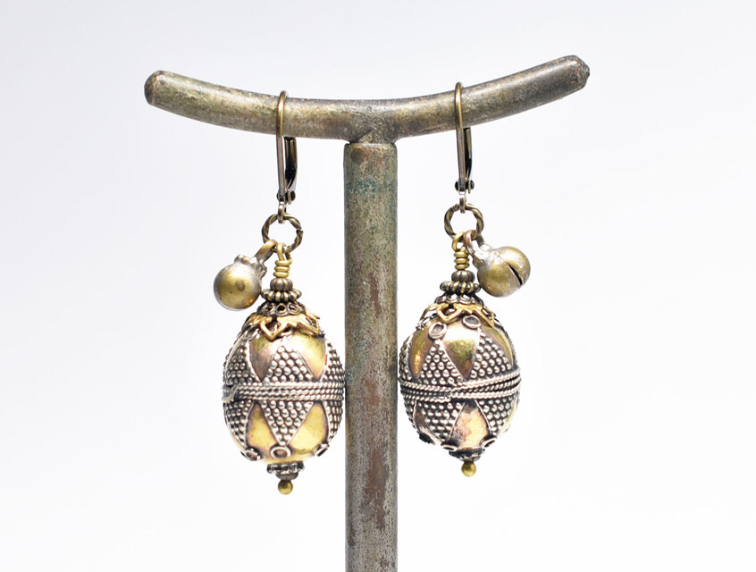 トルクメニスタン細工ビーズと民族鈴のピアス | iichi 日々の暮らしを