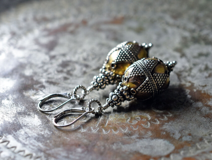 トルクメニスタン細工ビーズとシルバービーズのピアス