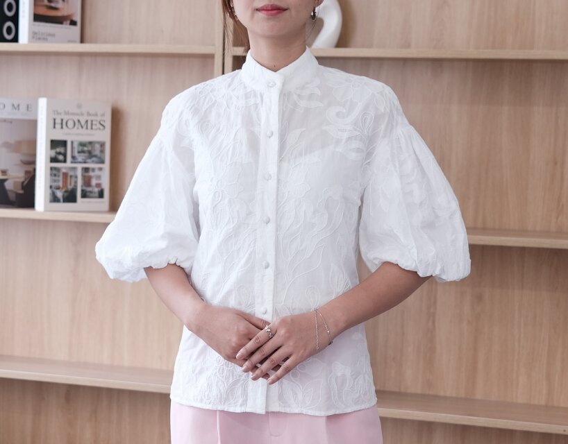 コットン刺繍スタンドカラー ブラウス（パフスリーブ）
