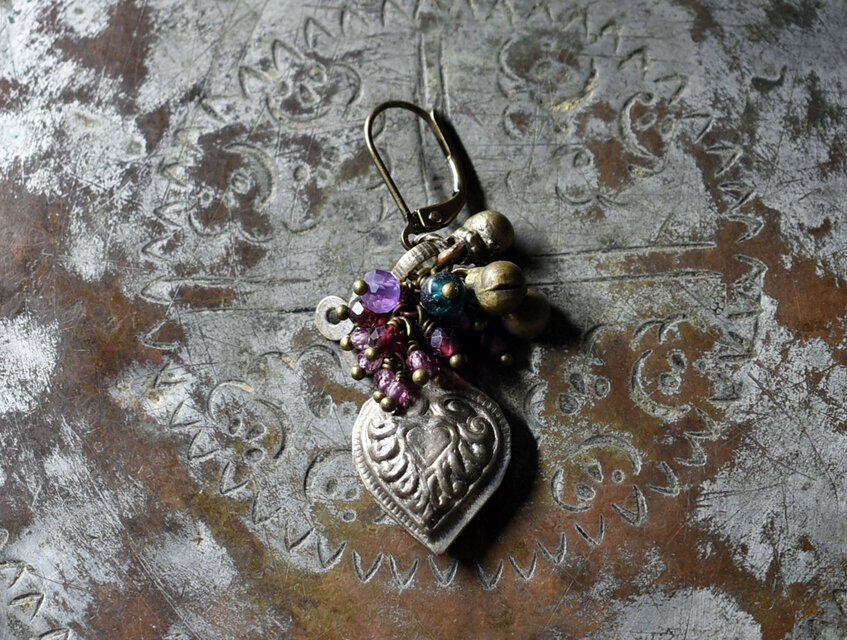ハート型アフガニスタンメタルとブたわわなガーネット、アメジスト、インディゴブルービーズ、民族鈴、アフガンパーツの片耳ピアス