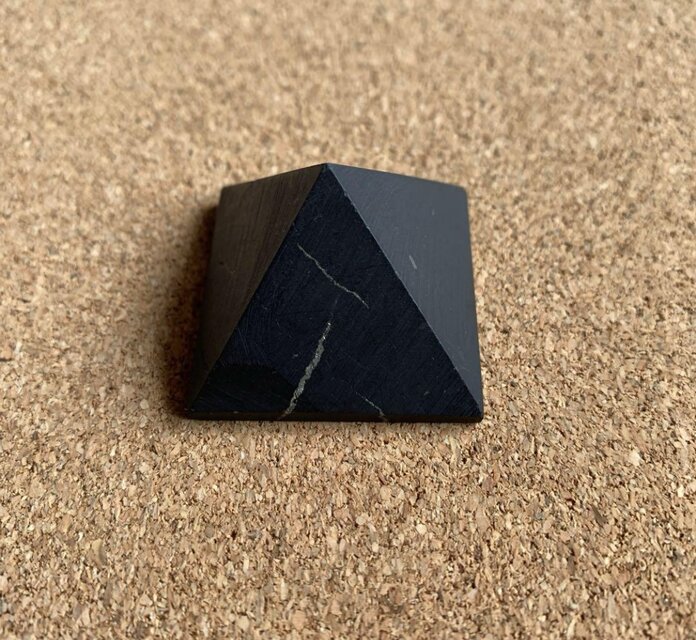 ピラミッド型シュンガイト　22g