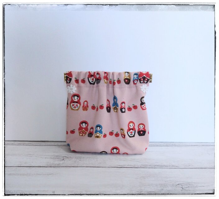 マトリョーシカ＆りんご　バネ口ポーチ　ピンク　