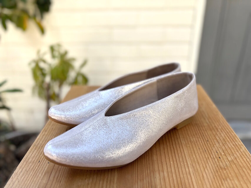 プラチナグレー　フラットシューズ｜グリッター加工の大人シューズ