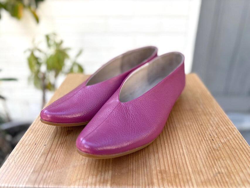 ローズピンクレザー・フラットシューズ　秋コーデに華やかで大人可愛い一点