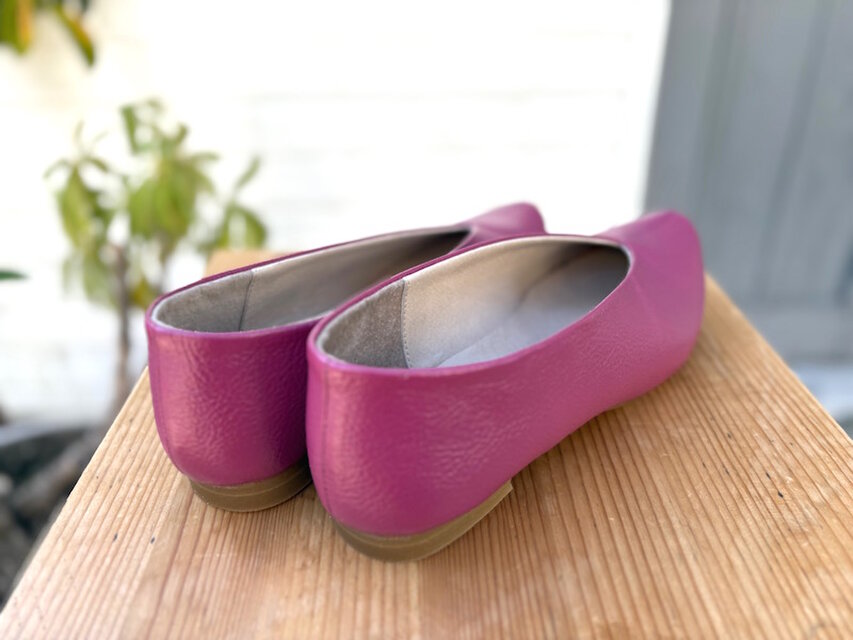 ハンドメイドの柔らかさ ローズピンクレザー・フラットシューズ