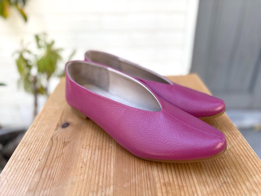 ハンドメイドの柔らかさ ローズピンクレザー・フラットシューズ