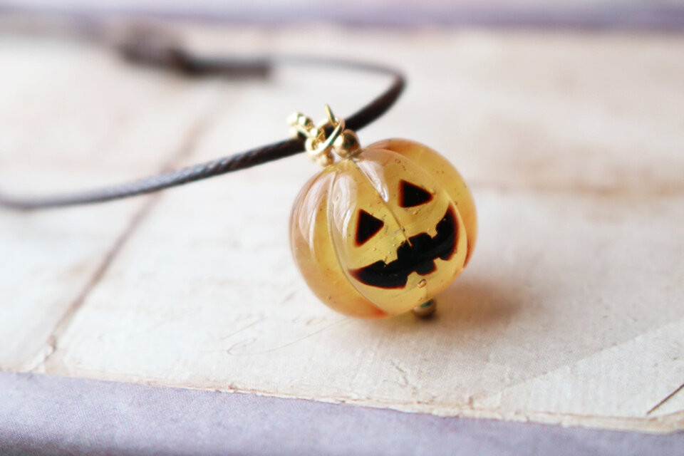 ハロウィンペンダント　ガラスのジャックオランタン（ペールオレンジ半透明）