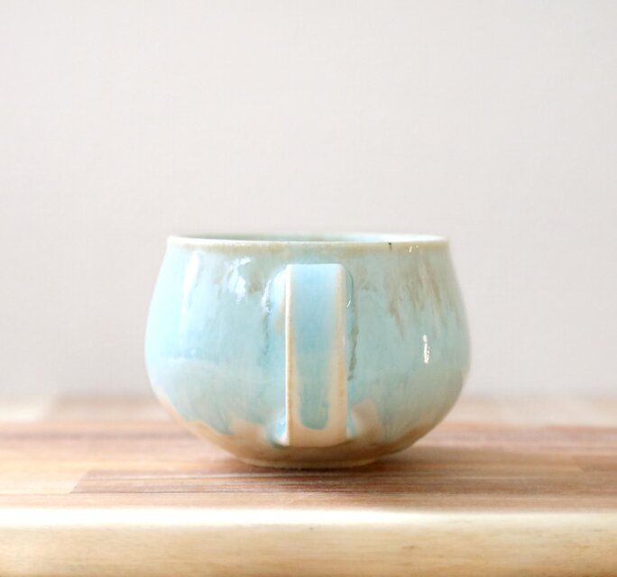 白釉と流れる水色の大きめマグカップ | iichi 日々の暮らしを