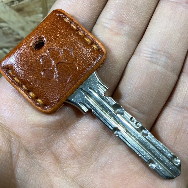 大きい肉球(犬)刻印のキーカバー ルガト橙