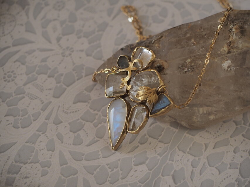 気まぐれな青たち　レインボームーンストーン