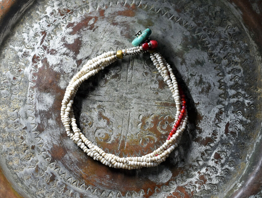 アンティークホワイトシードビーズ、多彩ホワイトハーツの4連ブレス（ターコイズ留め金）