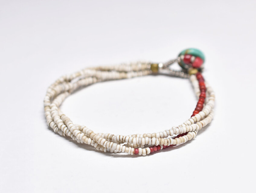 アンティークホワイトシードビーズ、多彩ホワイトハーツの4連ブレス