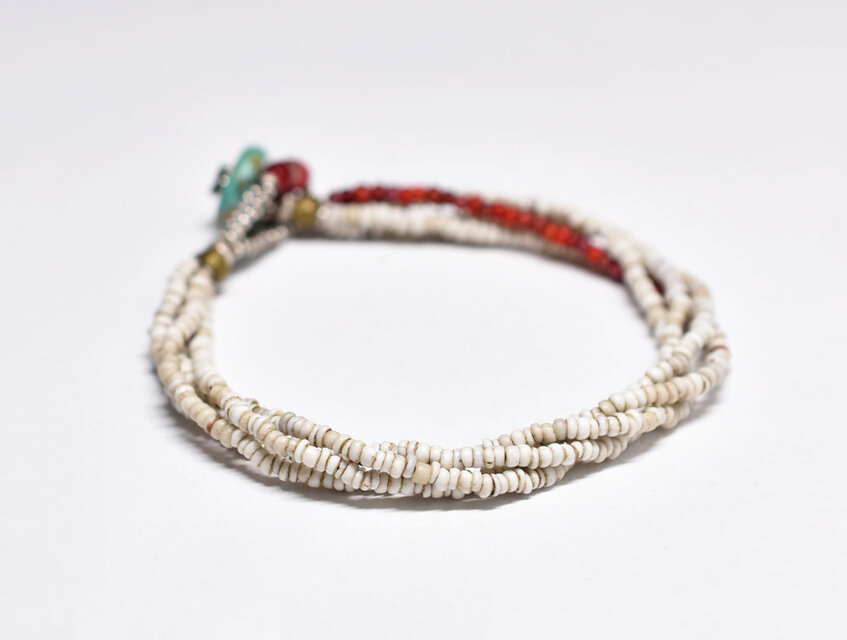 アンティークホワイトシードビーズ、多彩ホワイトハーツの4連ブレス