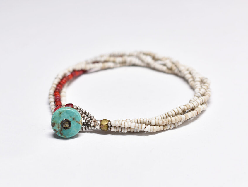 アンティークホワイトシードビーズ、多彩ホワイトハーツの4連ブレス