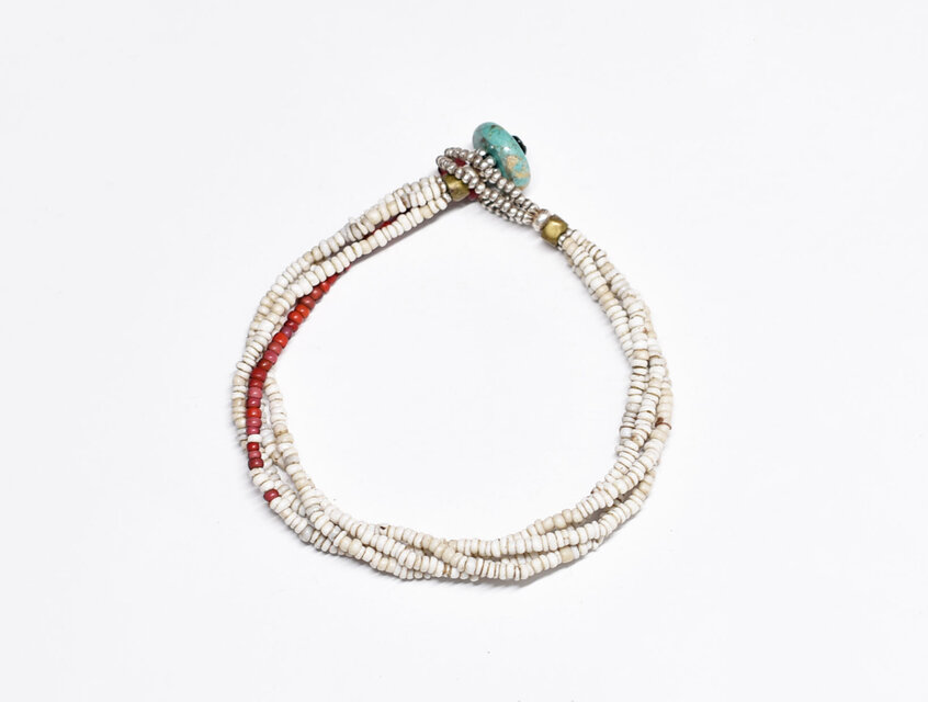 アンティークホワイトシードビーズ、多彩ホワイトハーツの4連ブレス