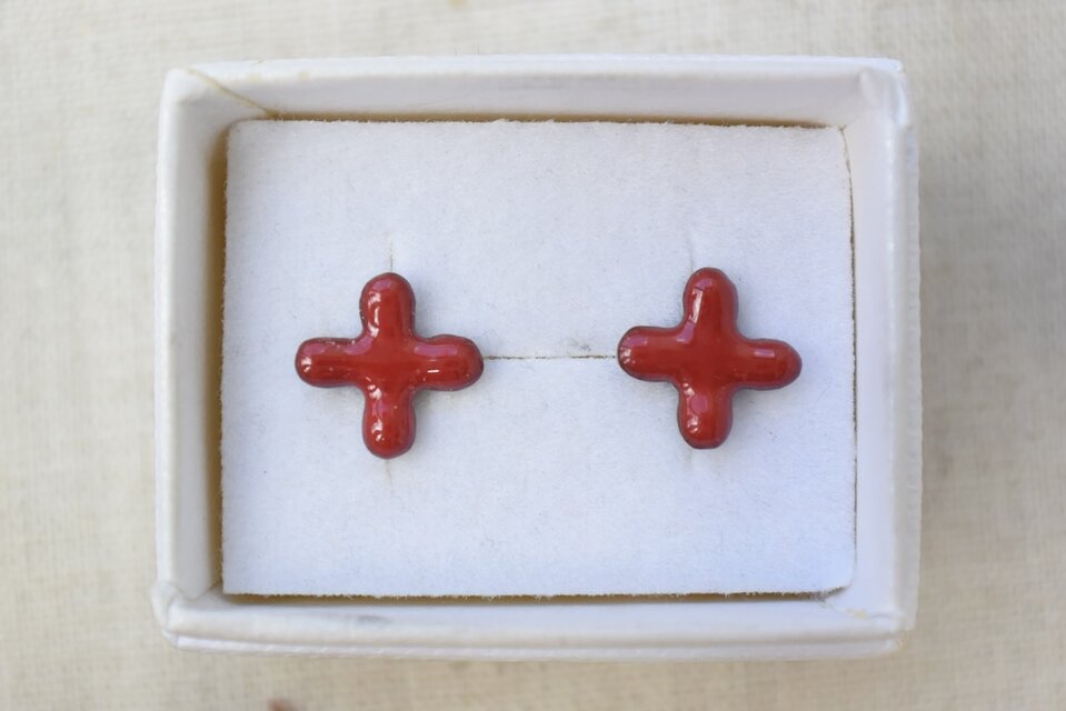 野花のシングルピアス　赤