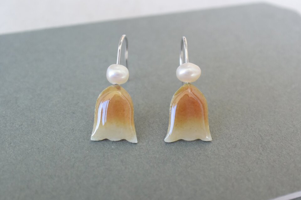 揺れるベルピアス　キャメル