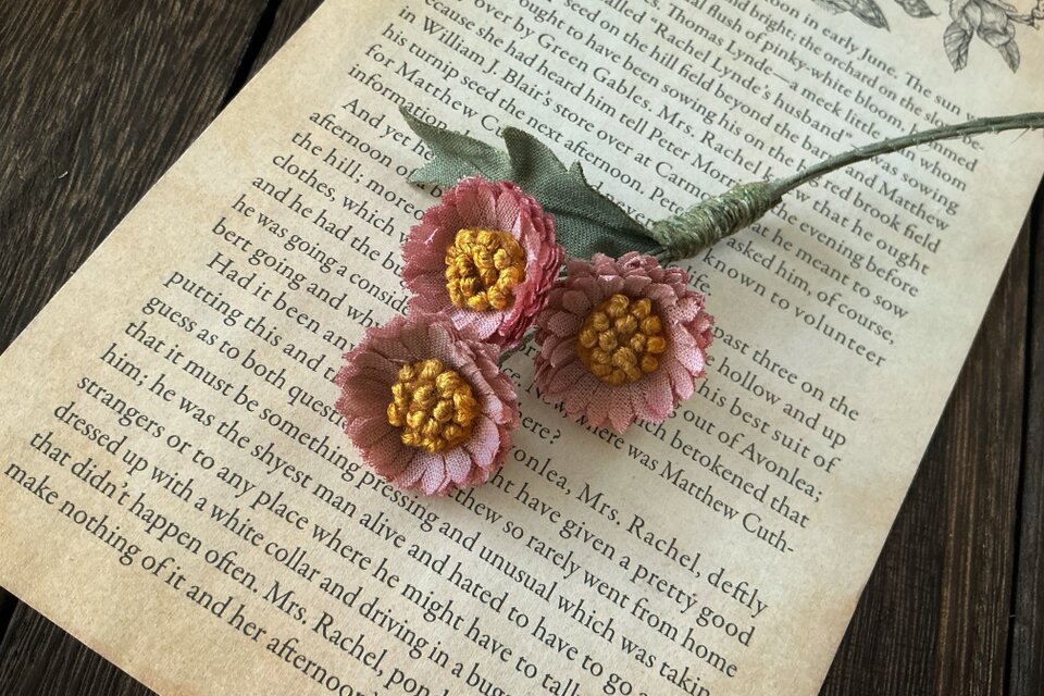 〈染め花〉秋色のmini daisyコサージュ(くすみピンク)