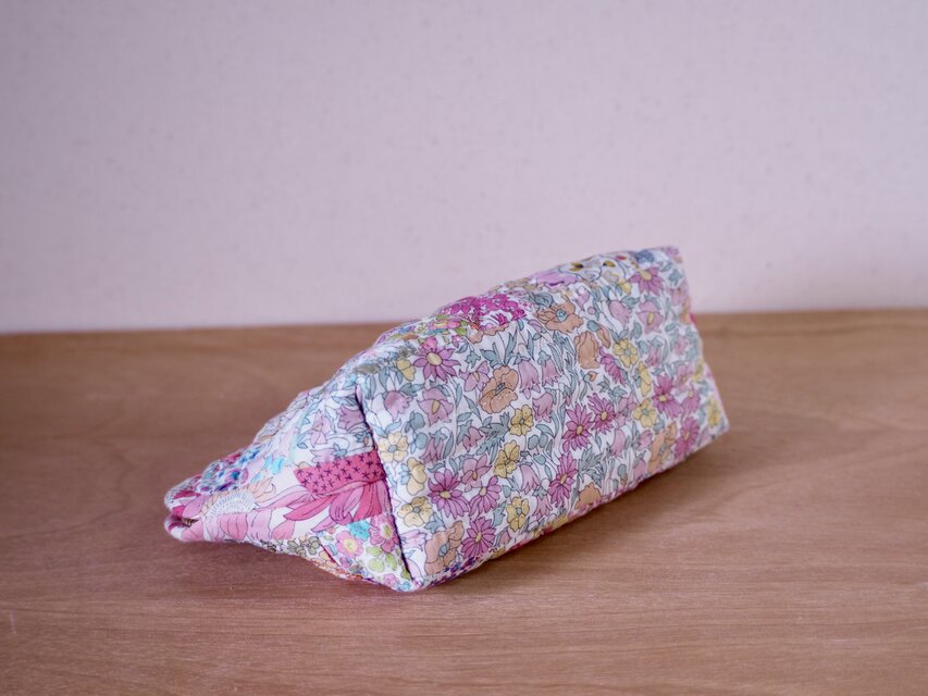 ハンドメイド　リバティ　パッチワークキルト　ポーチ パッチワークキルト リバティ ポーチ | iichi 日々の暮らしを心地よく