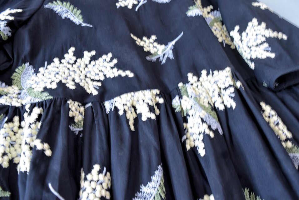 コットン100％総刺繍ウエストギャザー寄せポケット付き大人可愛い五分